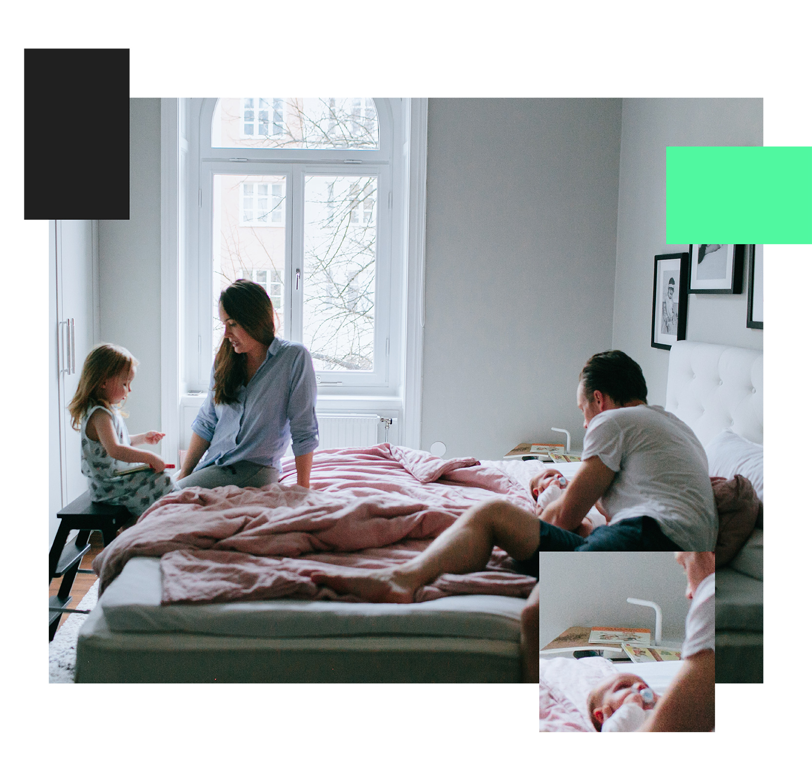 Här ser vi en familj på fyra som sitter i en stor säng. Den äldre dottern sitter på en pall framför sängen och pratar med mamman. I sängen ligger ett spädbarn och tittar på sin pappa.